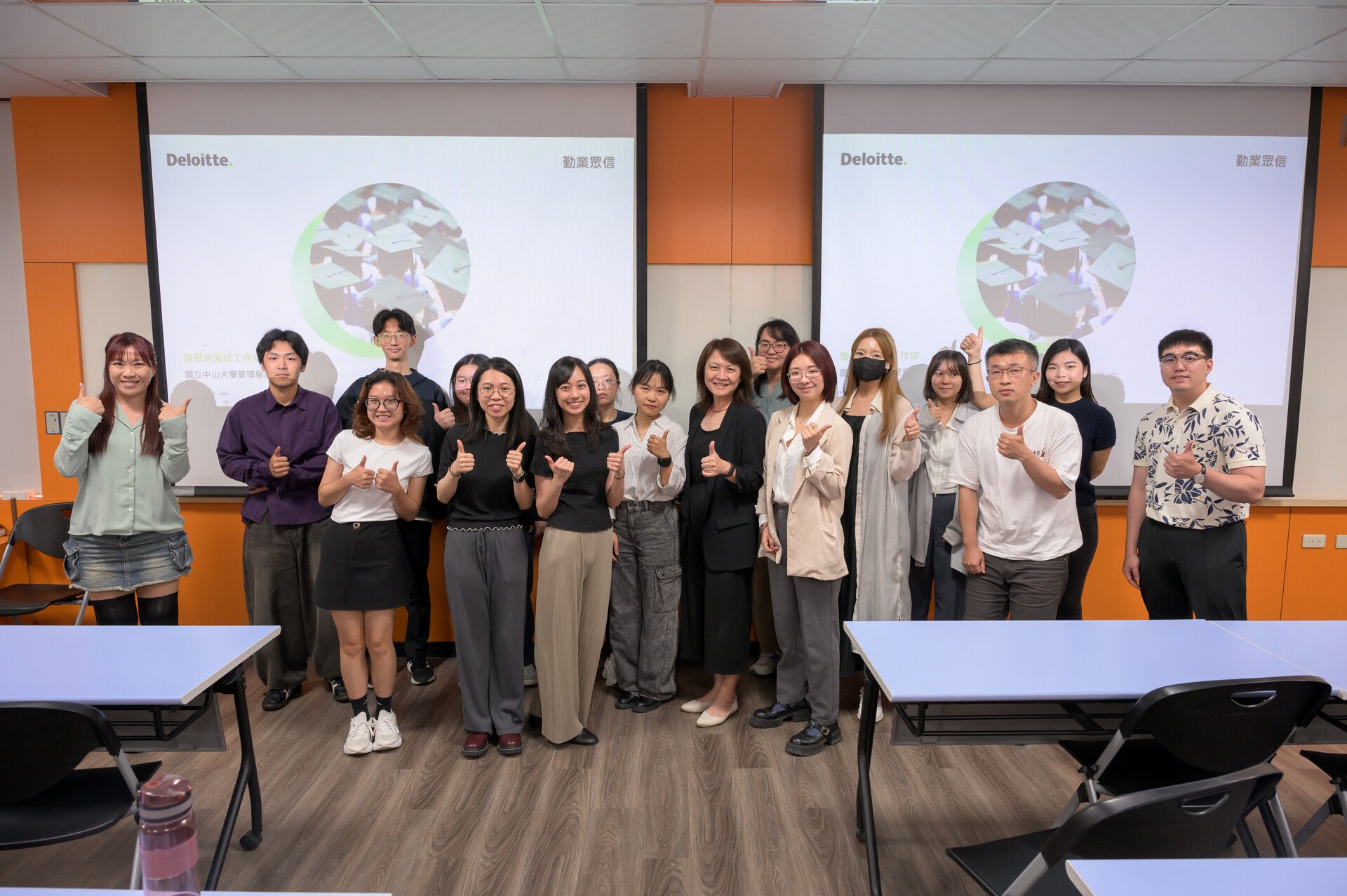 勤業眾信人資團隊及林欣郁副主任與學員於履歷面試工作坊後合影留念