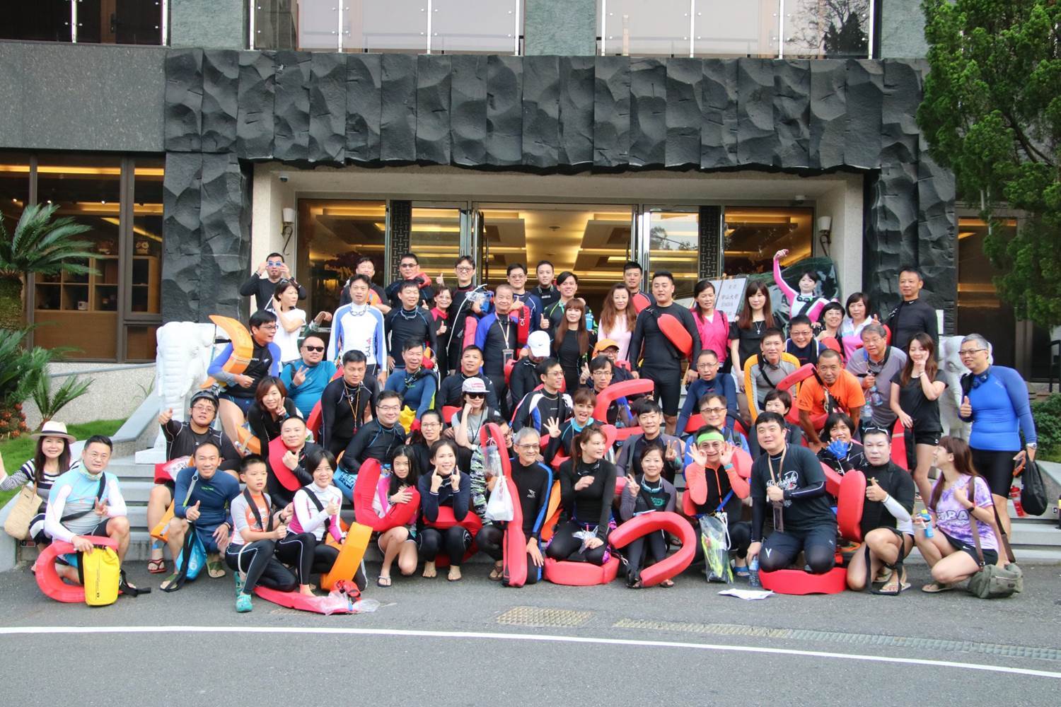 2017日月潭國際萬人泳渡嘉年華熱鬧登場，中山大學EMBA廣邀百位同學及眷屬們攜手泳渡，完美征服3千公尺長距離的水上賽程圖片