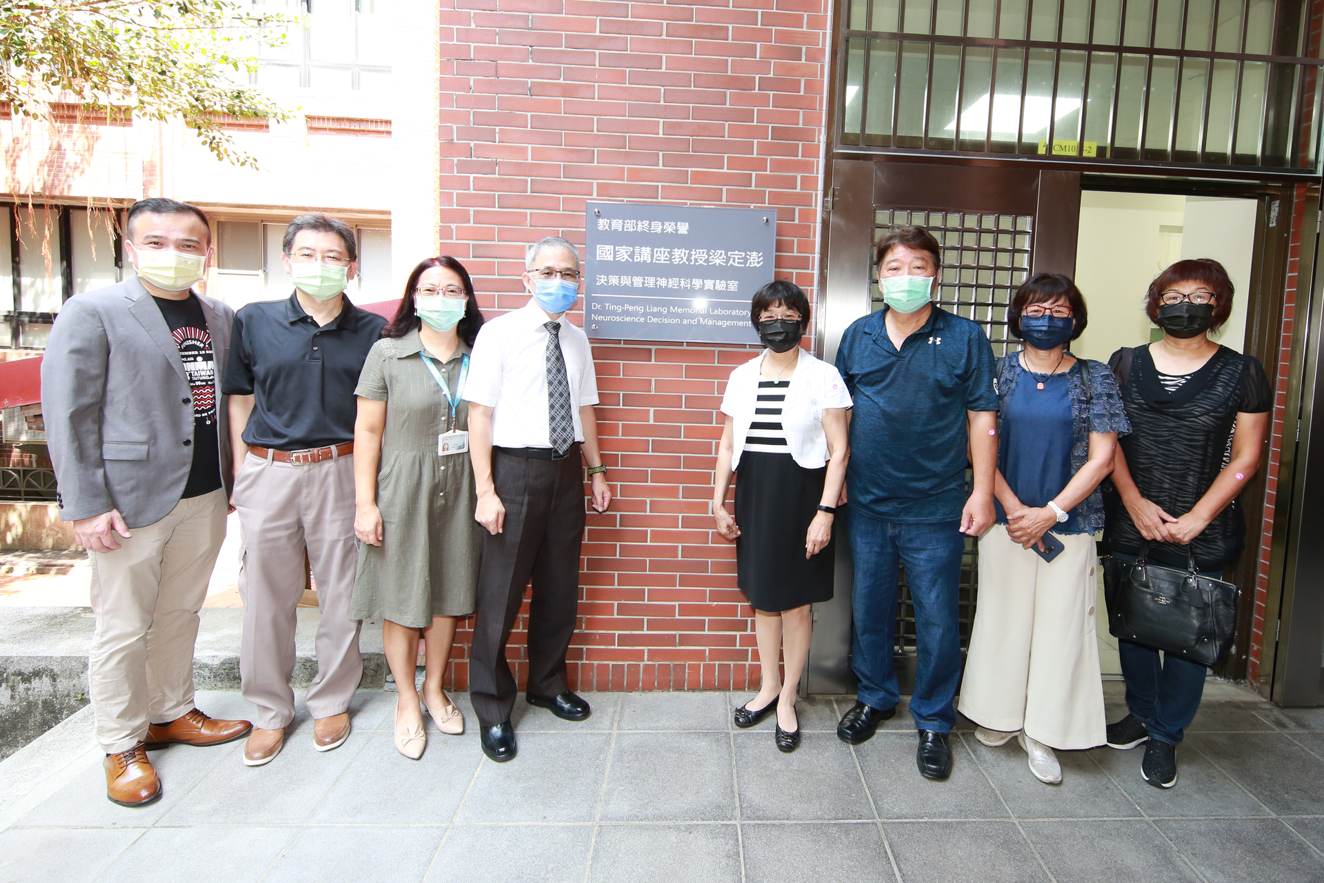揭牌合影，左起中山大學管理學術研究中心主任徐士傑、電子商務中心主任邱兆民、管理學院副院長葉淑娟、管理學院院長黃三益、梁定澎夫人王真麗及親屬。圖片
