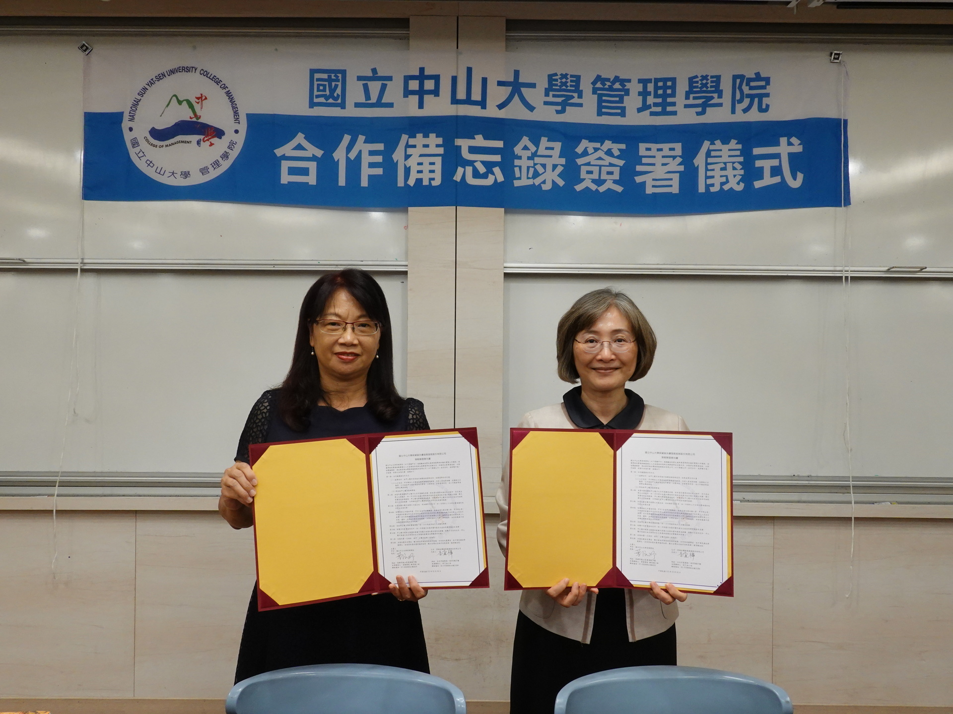 國立中山大學與資誠永續發展服務公司舉行「合作備忘錄」續簽儀式，由管理學院葉淑娟院長與資誠永續發展服務公司李宜樺董事長代表簽署圖片