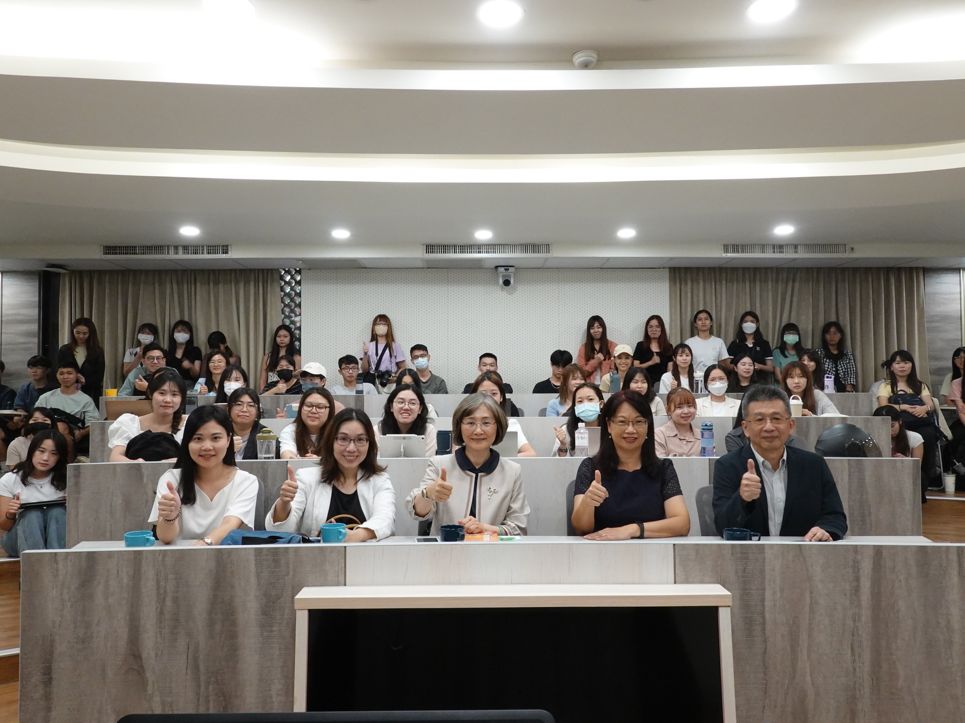 國立中山大學與資誠永續發展服務公司舉行「合作備忘錄」續簽儀式，全體合照圖片