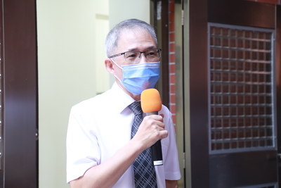 管理學院黃三益院長遺憾實驗室尚未落成時，梁講座便溘然辭世，他對於梁老師的無私奉獻十分感動，也表示「梁老師您想做的事情，我們完成了！」圖片