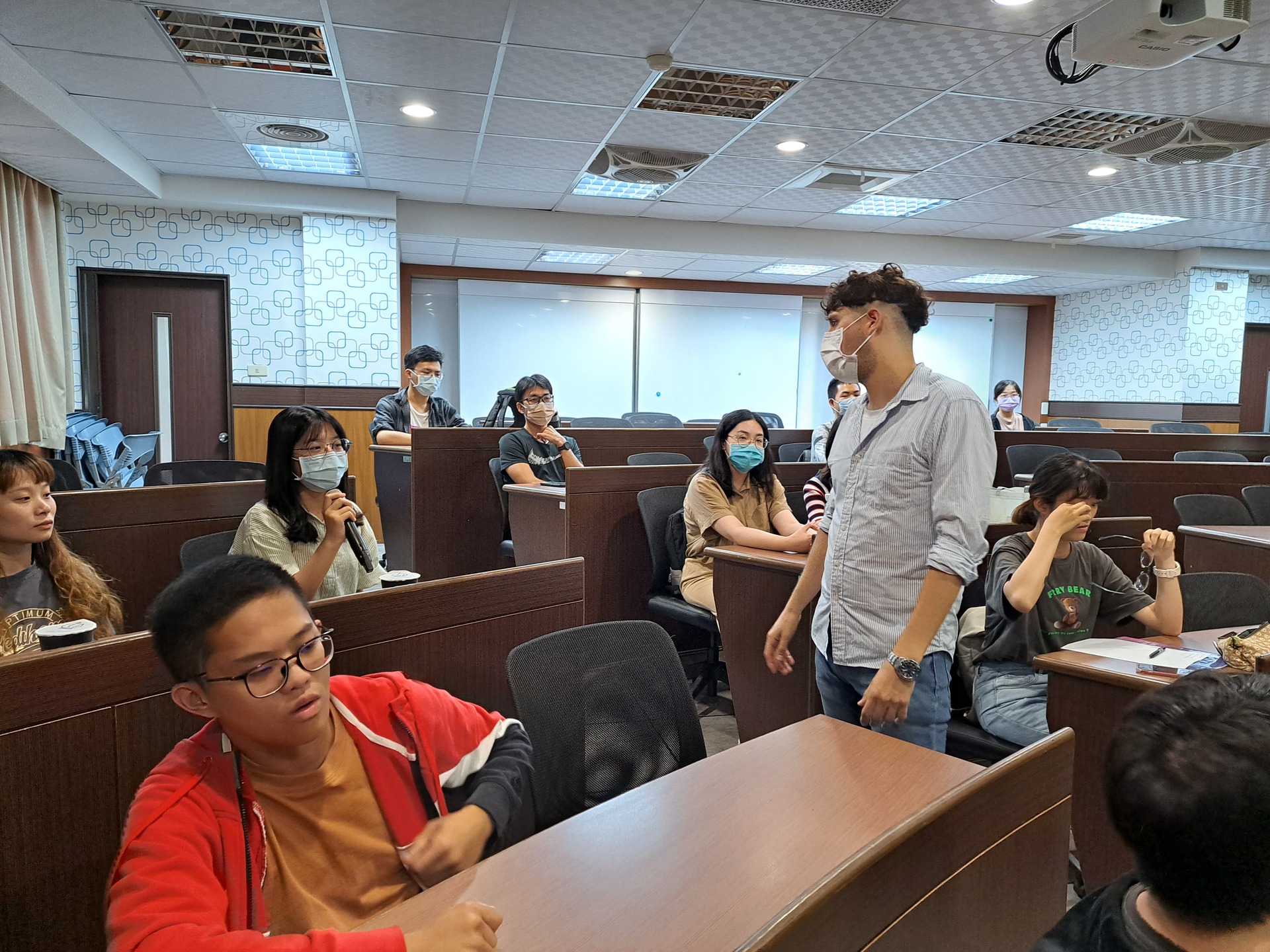 同學向講師分享台灣教育制度圖片