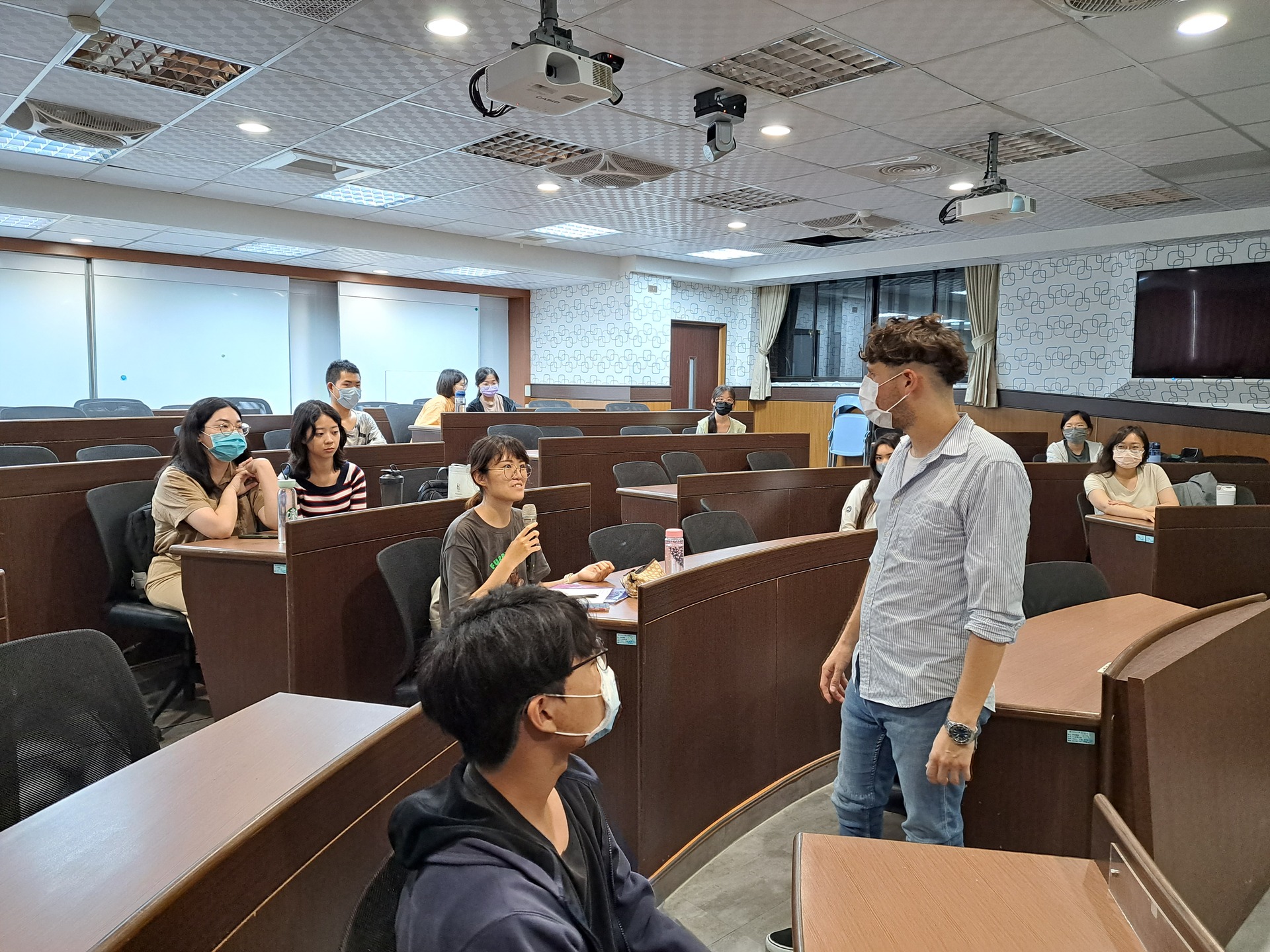 同學以英語表達自己對學習時數的意見圖片
