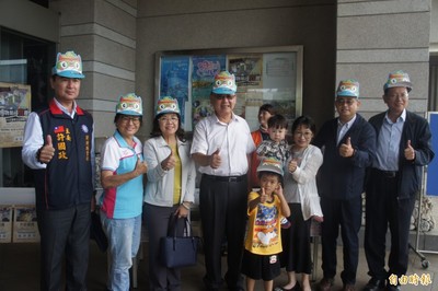 澎湖縣長賴峰偉以大家長身分，帶領小朋友闖關參加博物館尋寶樂。（記者劉禹慶攝）圖片