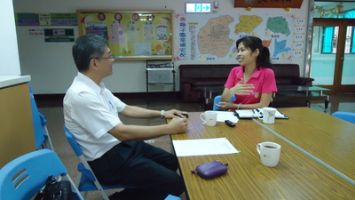 中山社企中心輔導椰子園成立合作社,與蔡秀蘭主任(右)討論