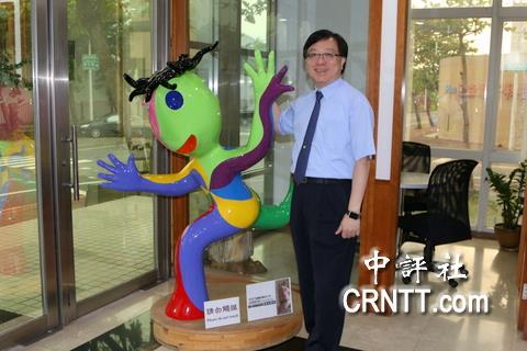 鄭再興喜愛收集西班牙國寶藝術大師胡安里波列斯作品，合影作品為“陽光男孩”要價不斐。（中評社 高易伸攝）圖片