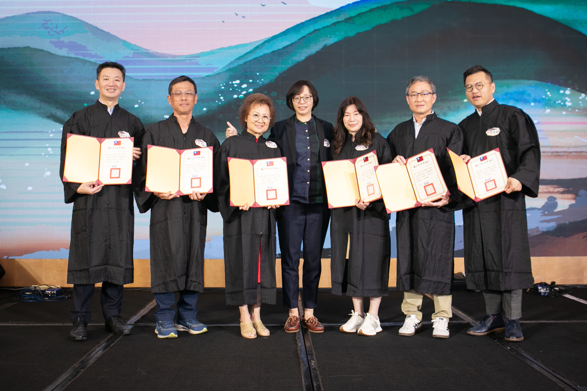 接著,由蔡佳芬執行長授贈獎狀予後EMBA「西灣生生塾」第四期貢獻良多學員