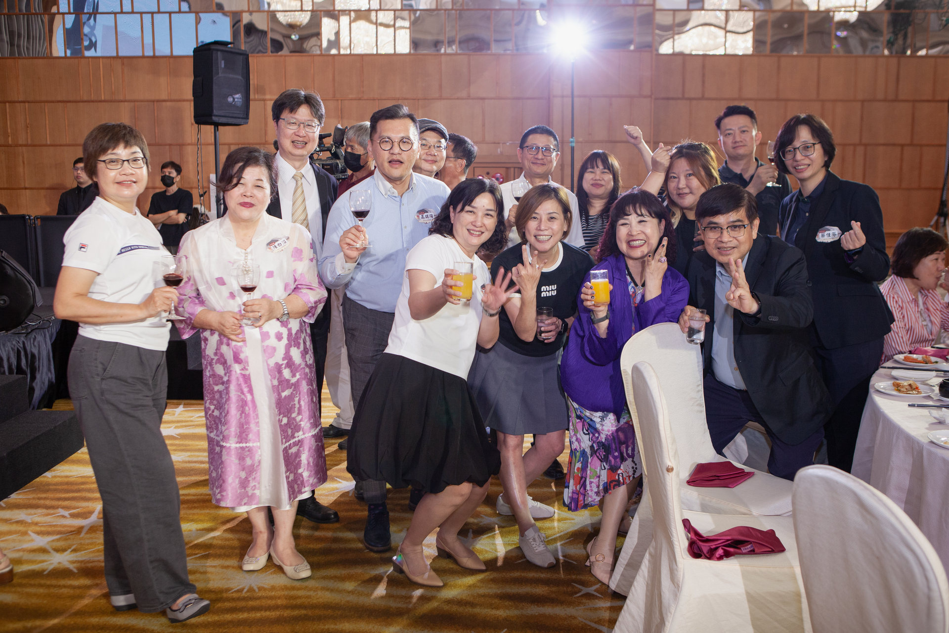 後EMBA學長姐們與師長開心舉杯。