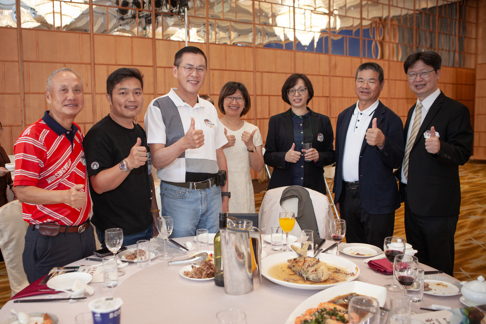 後EMBA學長姐們與師長共進晚宴、按讚祝福。