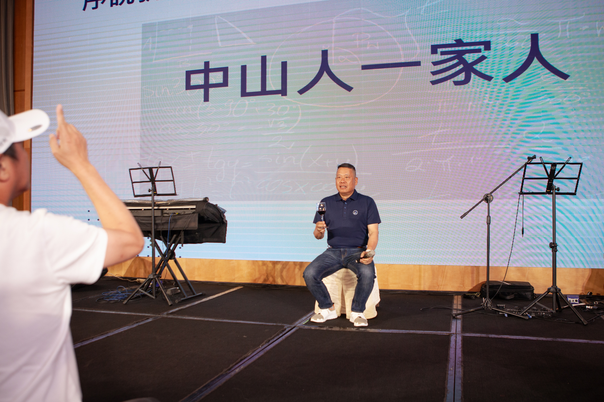 學長姐們參與猜字謎,投入動腦益智遊戲。