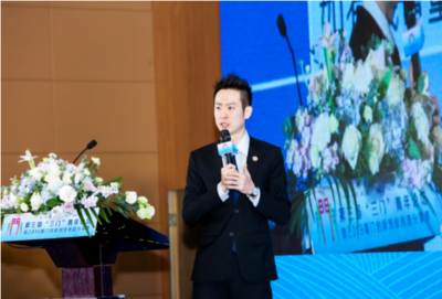 劉丁己學長在學術論壇上演講，傳遞正確價值圖片