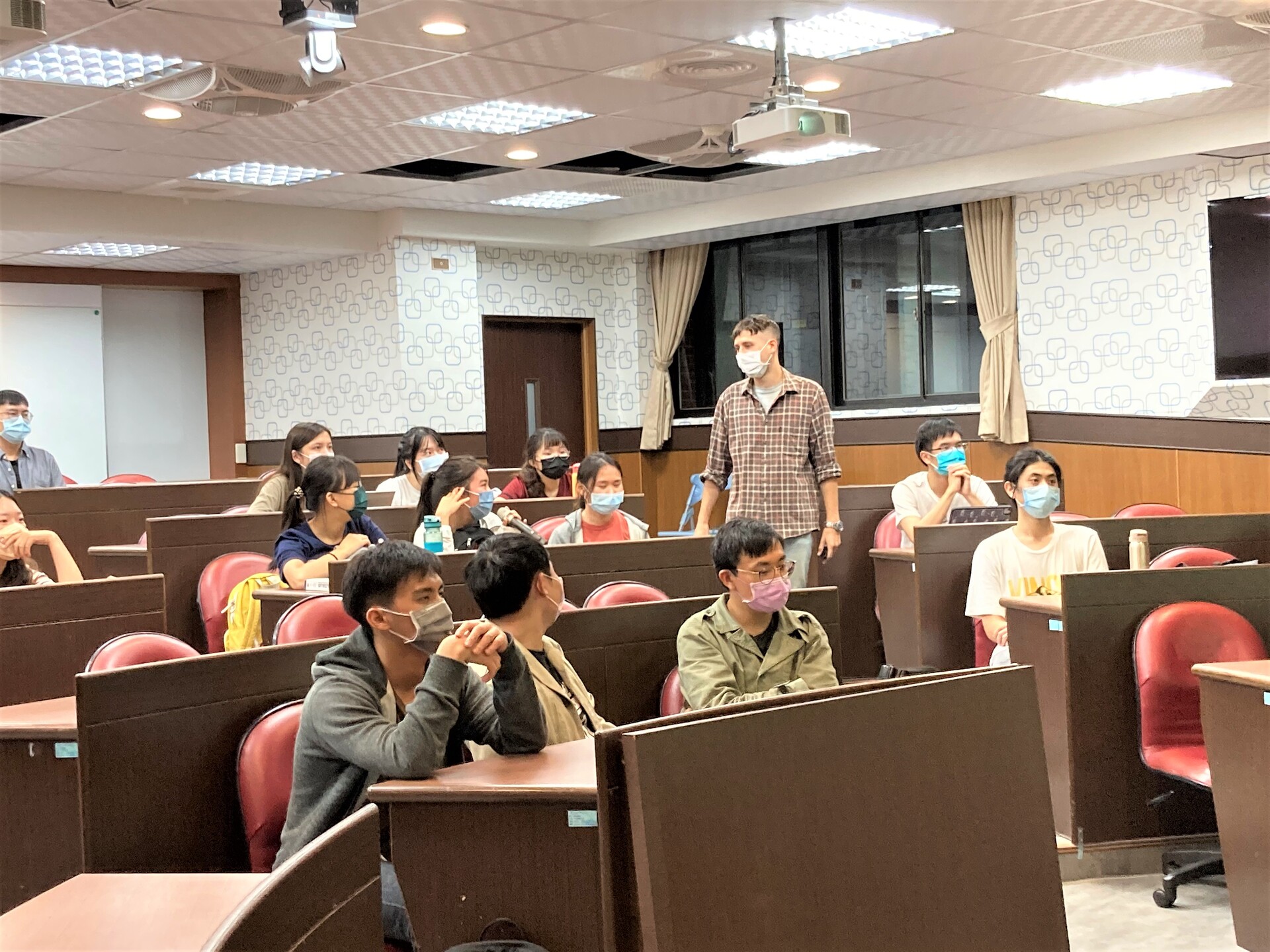 【英語學習角落系列】110-2學期第四場講座- Immigration and Emigration 入境與移民制度圖片