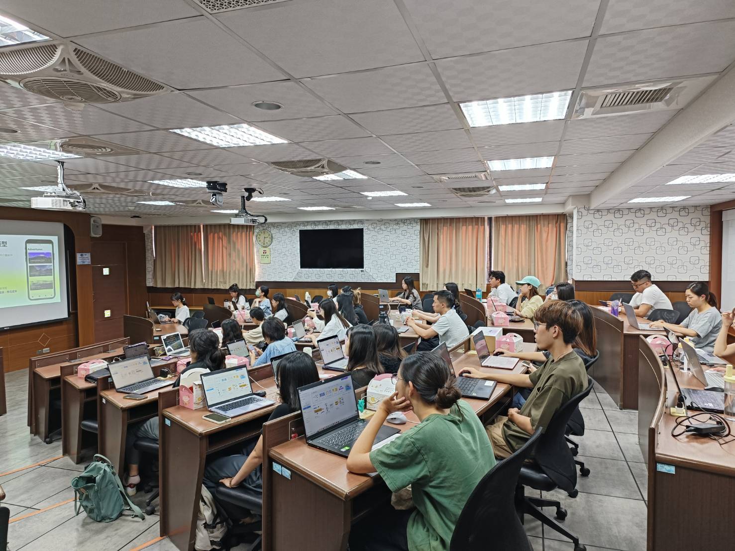 同學們認真聽課進行操作圖片
