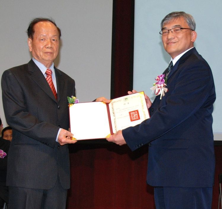 高苑科技大學董事溫有諒代表董事會頒發新任校長趙必孝（右）聘書。 楊鎮州攝影圖片