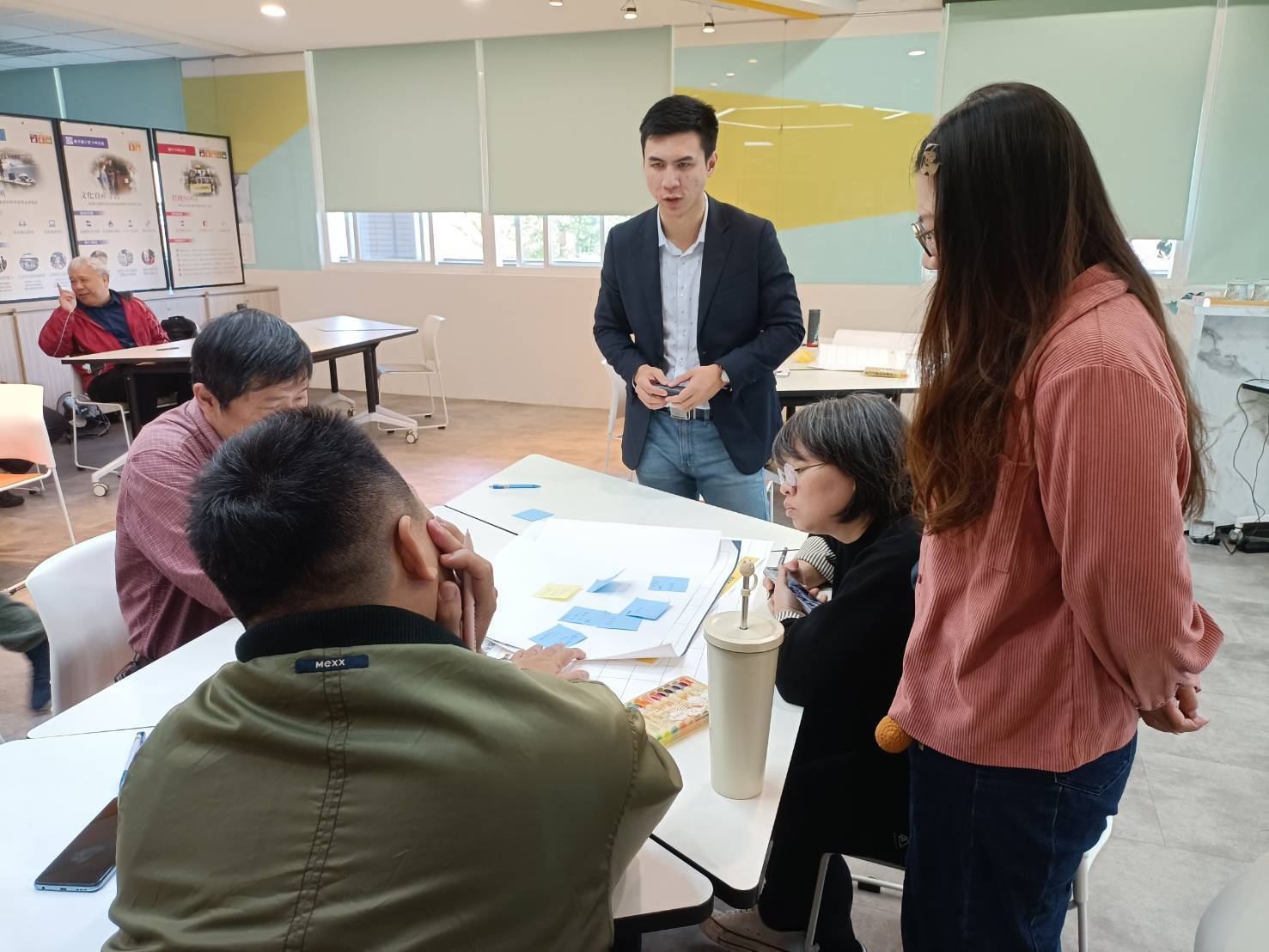 連佑德憑藉屏東縣椰子園老人養護之家「全人自立復能照護模式」之影響力評估成果，取得 AP3 高階執業師資格，展現台灣在 SROI 專業實務上的能量。圖為連佑德顧問到學校輔導圖片