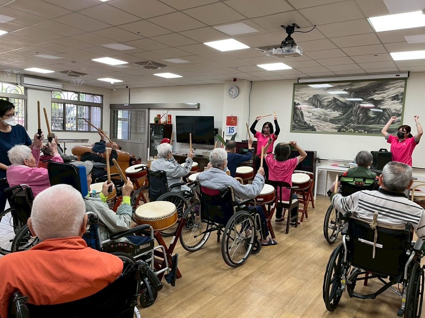 屏東縣椰子園老人養護之家推動復能照護模式，評估結果顯示每投入 1 元資源，可產生 4.57 元社會價值，展現長照服務提升長者生活功能與自立能力的實質成效。圖為椰子園活動照片圖片