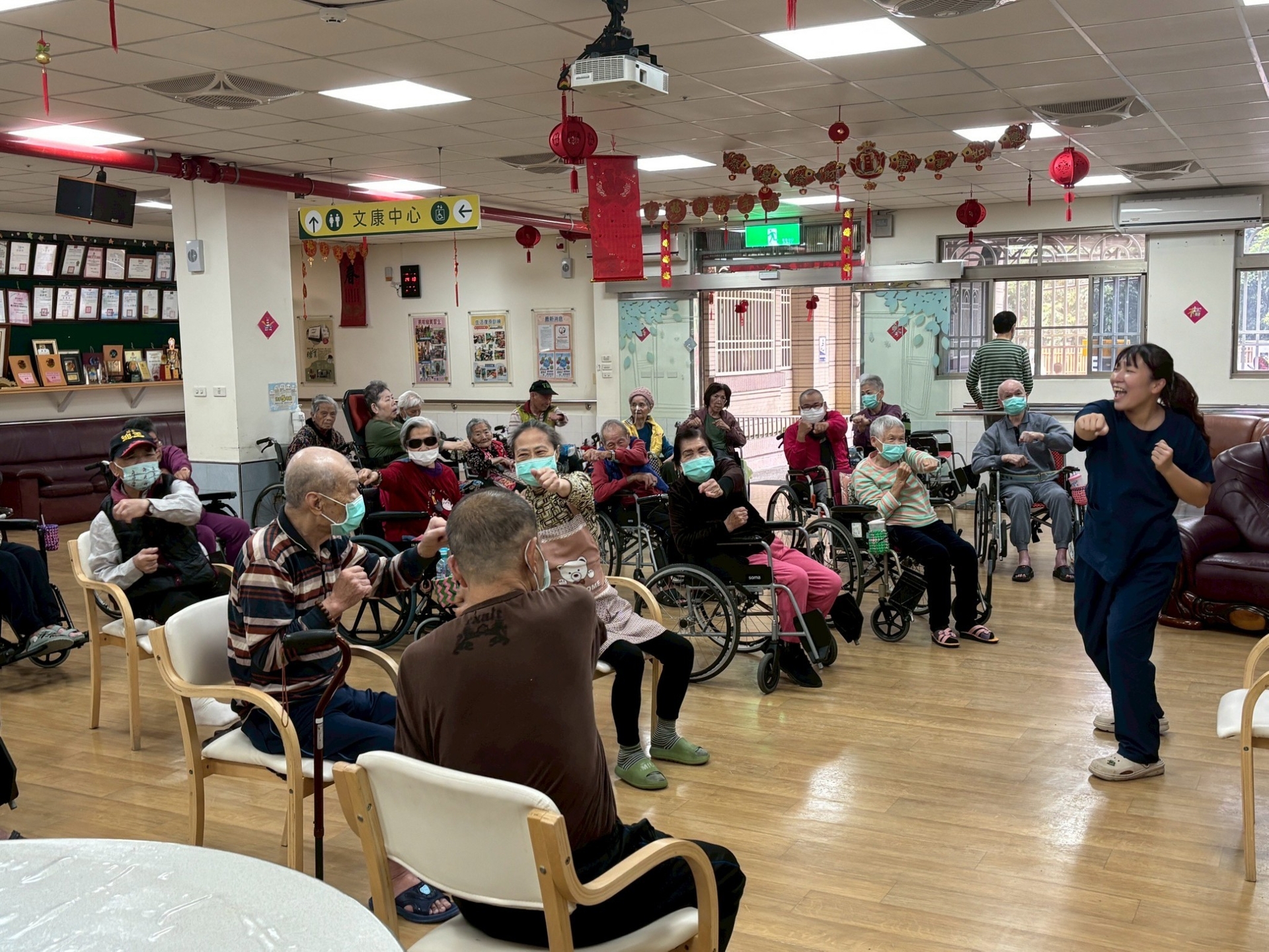椰子園老人養護之家導入復能照護模式後，經評估每投入 1 元資源可創造 4.57 元社會價值，凸顯長照服務從照顧走向重建的社會效益。圖為椰子園復能運動圖片