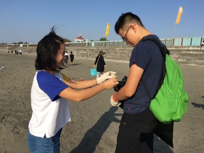 Ms. Judy Tsai’s daily beach cleaning routine