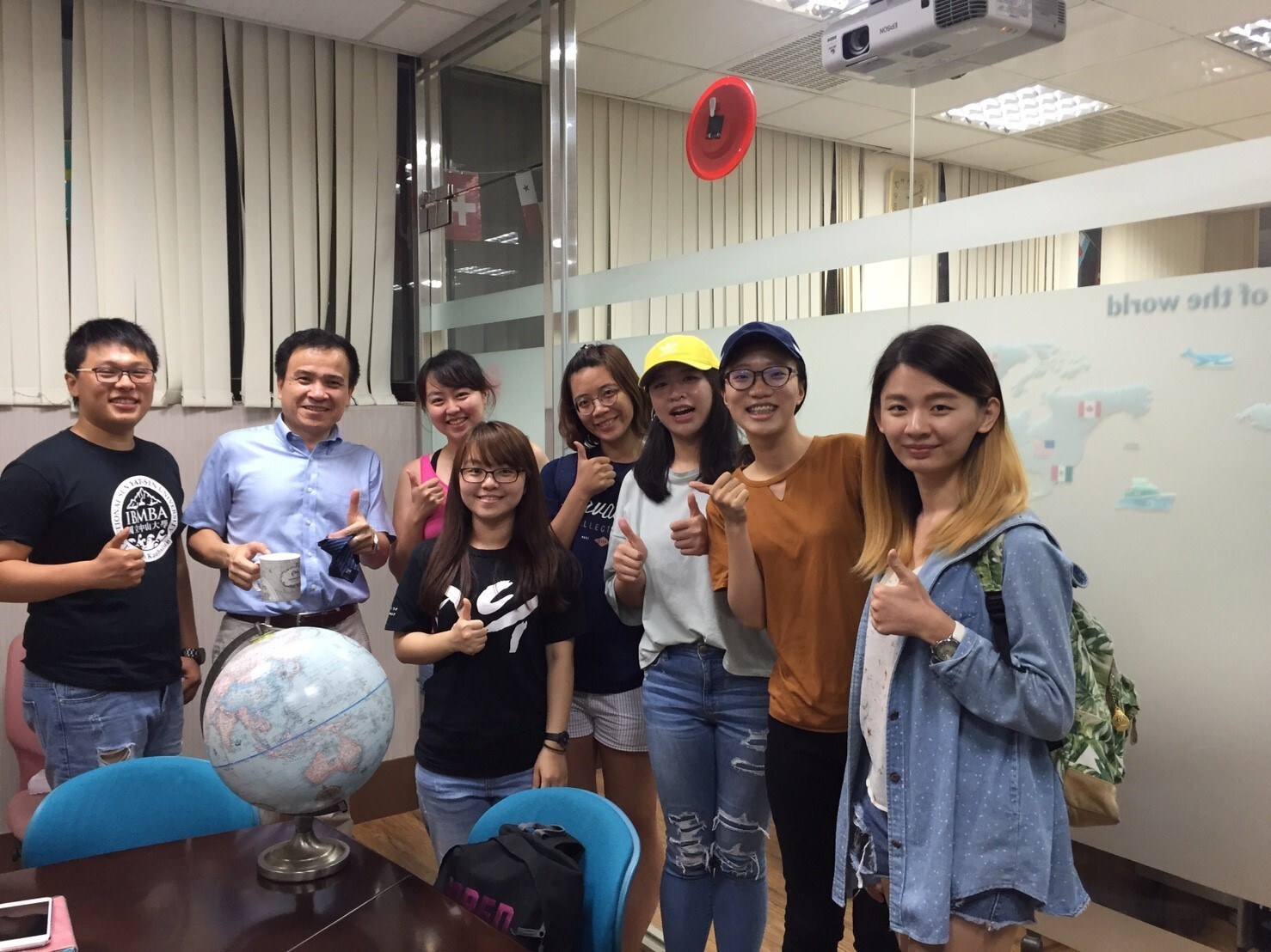 國際事務中心辦理ACT行前說明會，中心主任徐士傑教授(左二)勉勵同學們要勇於表達自己的看法圖片