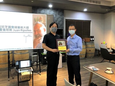 From left, Chairman Tsai-Hsing Cheng and Assistant Professor Chin-Chang TsaiImage