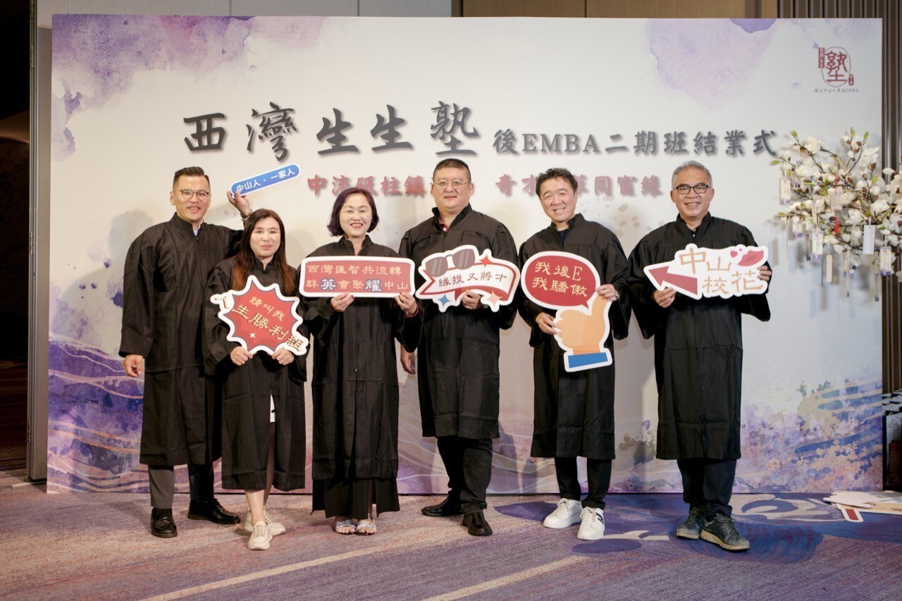 畢業生們開心地拉著彼此合影。圖片