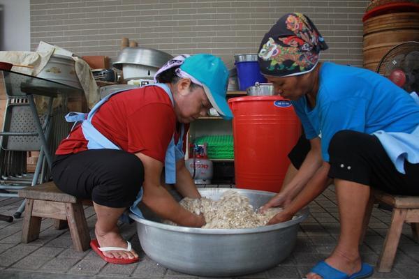 社區媽媽們進行年糕料理加工製作圖片