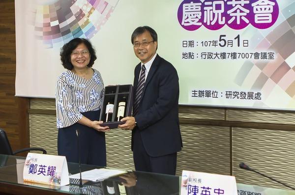 副校長、物理系教授蔡秀芬（左）榮獲教育部106年師鐸獎圖片