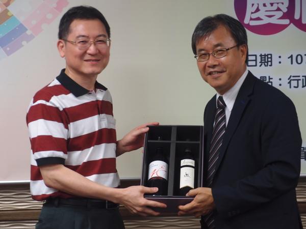 資管系教授邱兆民（左）獲科技部傑出研究獎圖片
