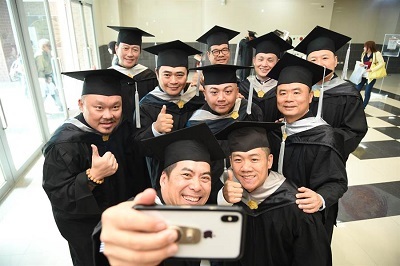 中山大學第20屆EMBA畢業班10位企業家，出書當作畢業獻禮 。圖片