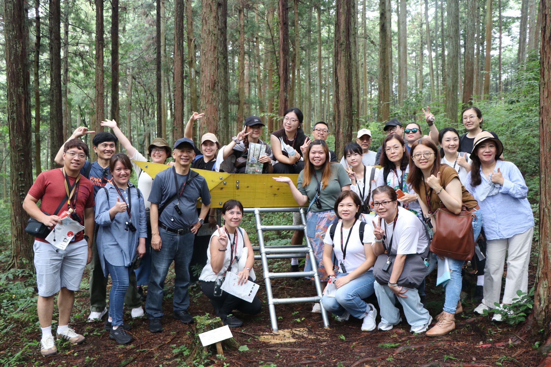 師生於KAIR神山藝術村的作品前合影。透過實地導覽解說，了解各項作品的在地性和社區關係。圖片