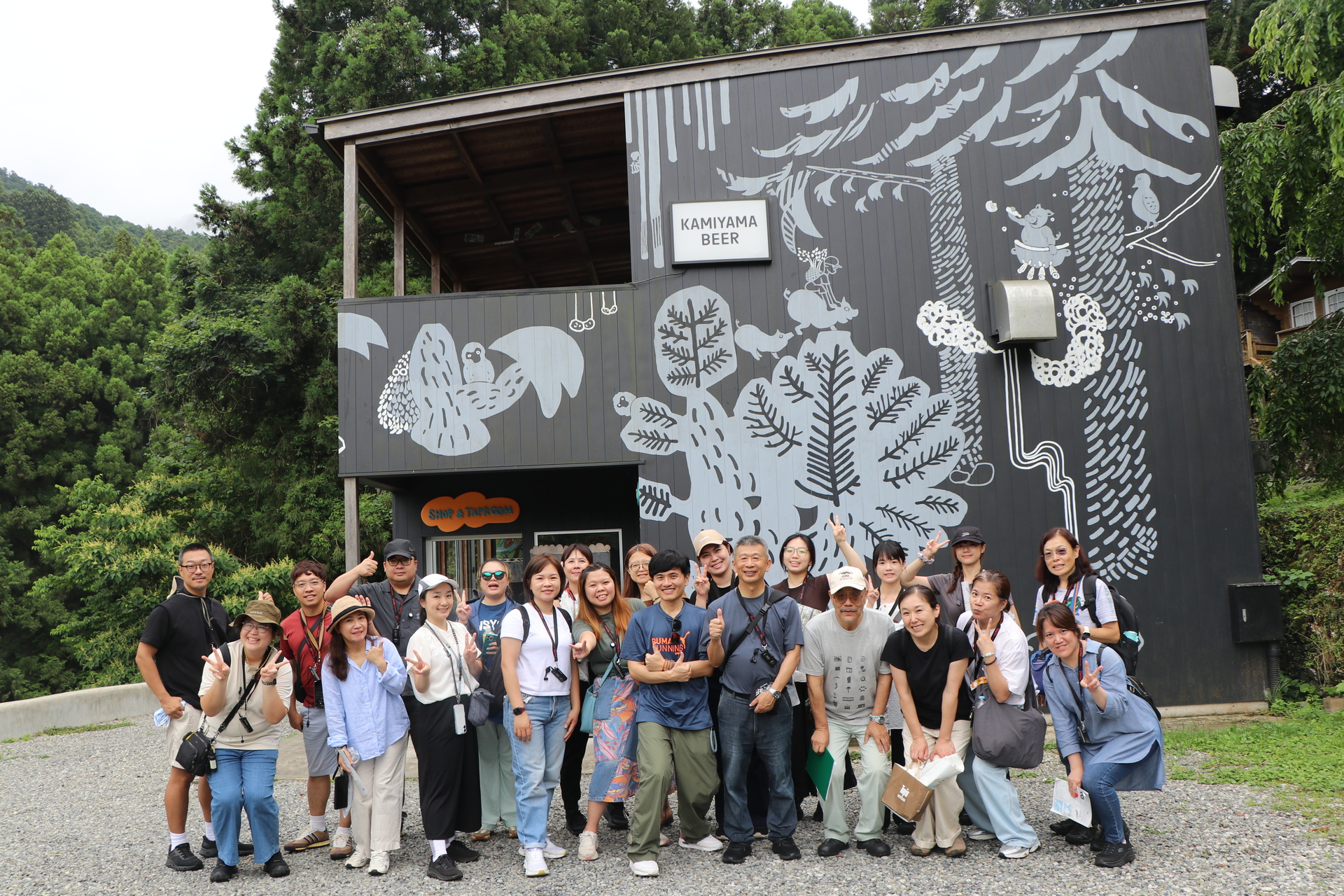 師生漫步於神山藝術村的導覽後，來到當地的精釀啤酒廠「KAMIYAMA BEER」前合影。圖片