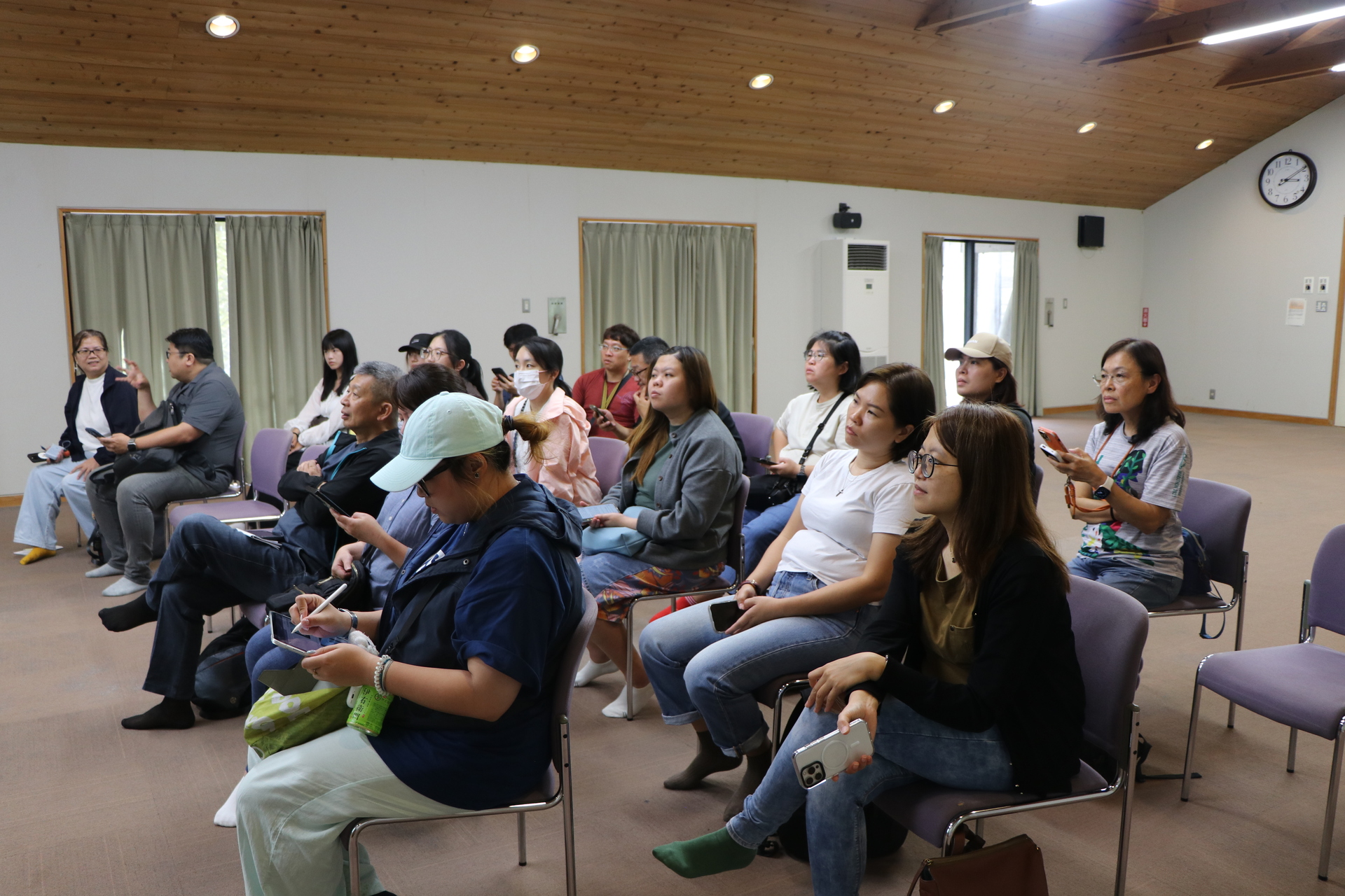 師生聆聽株式會社彩的地域振興協力隊成員分享彩事業的起源與發展。圖片