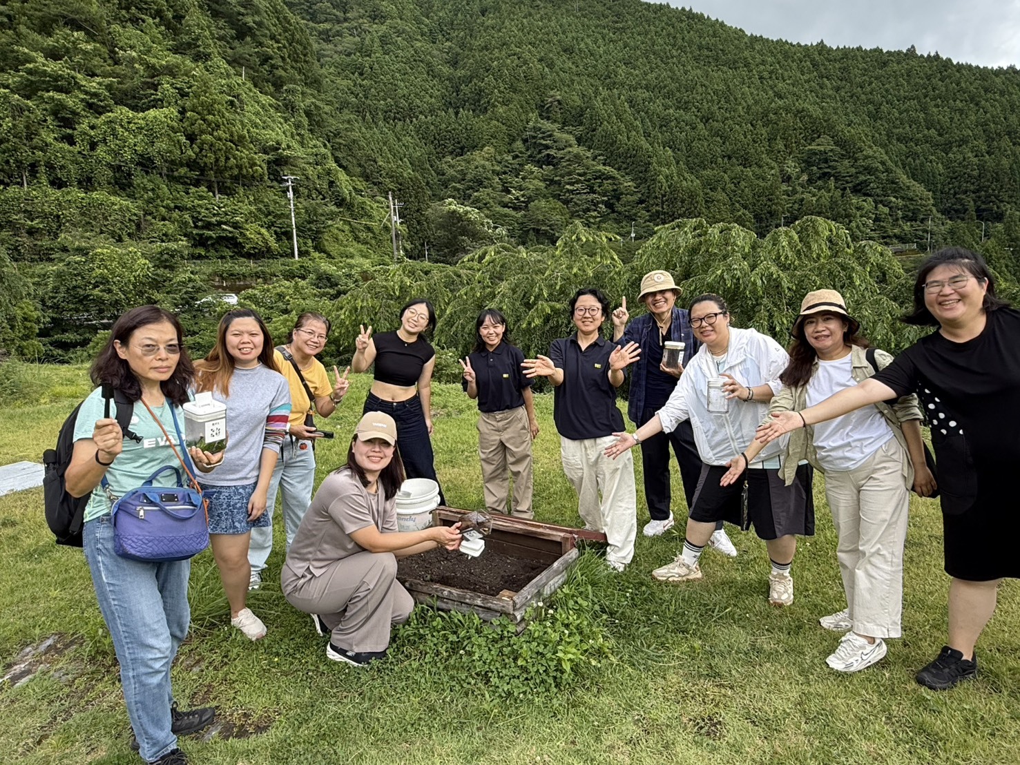 住宿於Hotel WHY的團員，隔日退房時親自體驗廚餘回收與垃圾回收的過程。不僅需要將回收物精準分類，也深刻反思自己的日常習慣是否產生許多不必要的垃圾。圖片