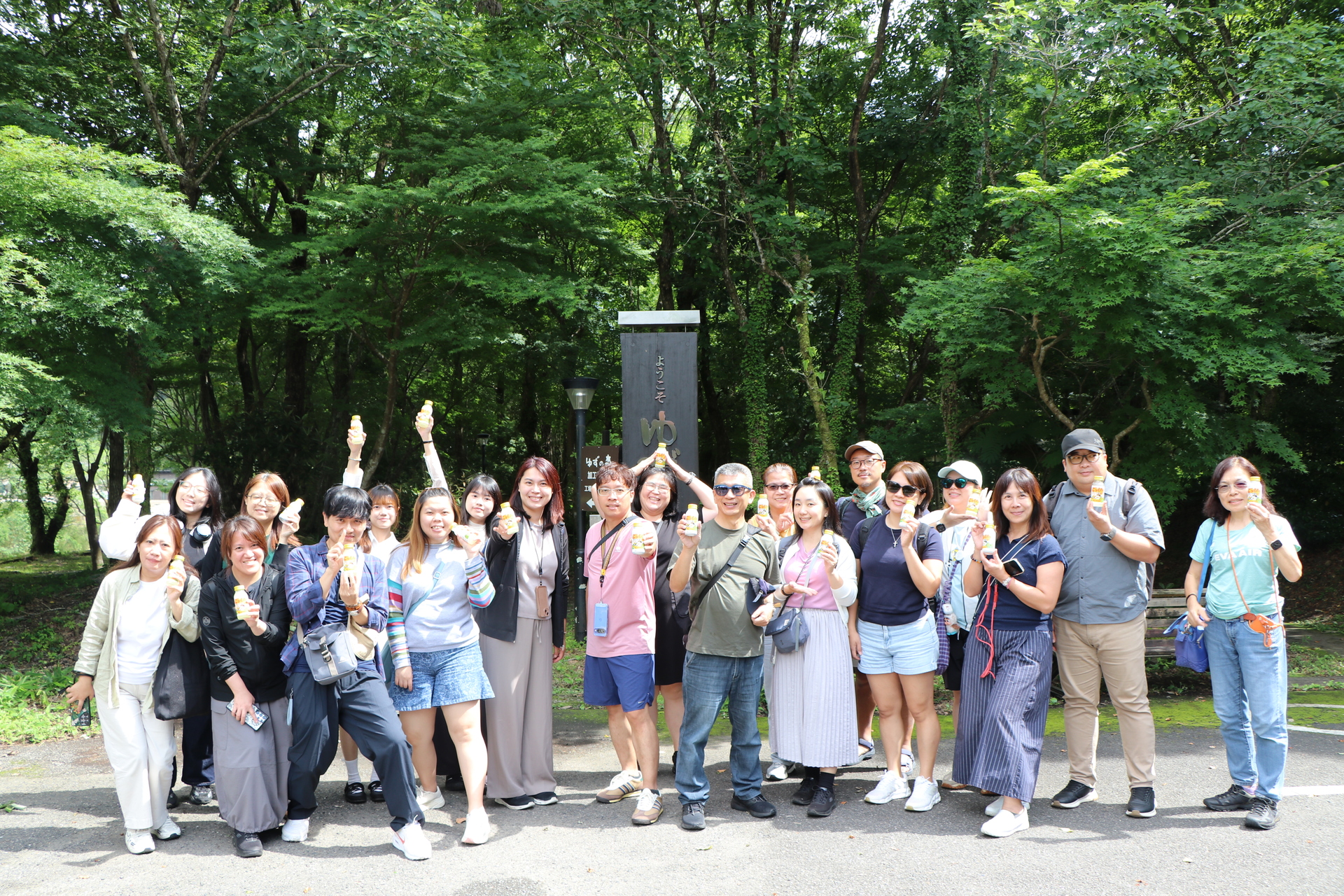 師生於高知馬路村與當地知名的柚子汁合影。利用通學步道的設計與看板解說，了解馬路村建構柚子的完整產業鏈，並透過生動的圖樣設計深化品牌印象。圖片