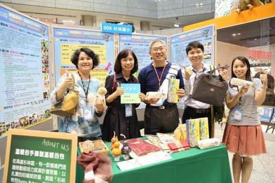 位於高雄大樹的興田國小也提案透過藝術的力量感染學生、家長及社區。師生藉由校訂藝術特色課程的實施，活絡社區的婦女與老人，落實學校社區化的理想。圖片