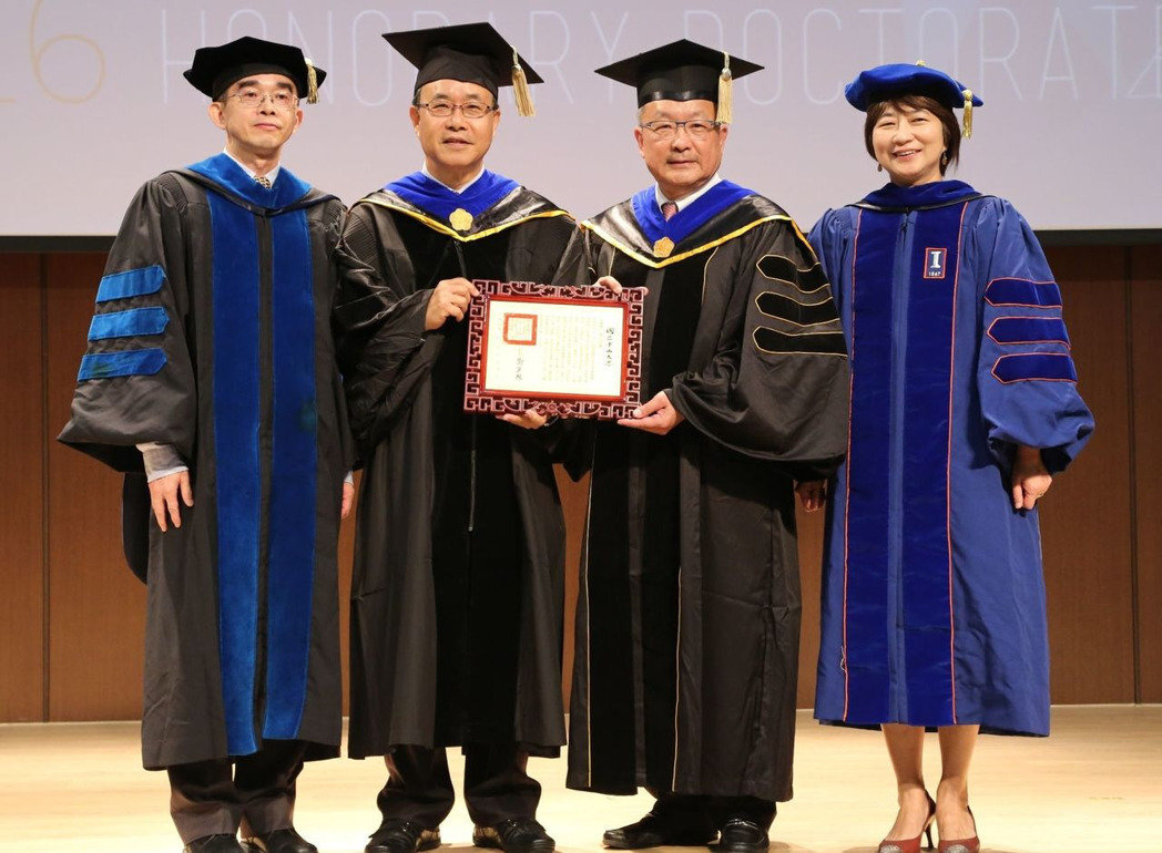 中山大學校長鄭英耀（左二）頒發名譽博士給龍慶鋼鐵公司董事長謝進南（右二），管院院長陳世哲（左一）與教務長黃心雅（右一）祝賀。記者徐如宜／攝影圖片