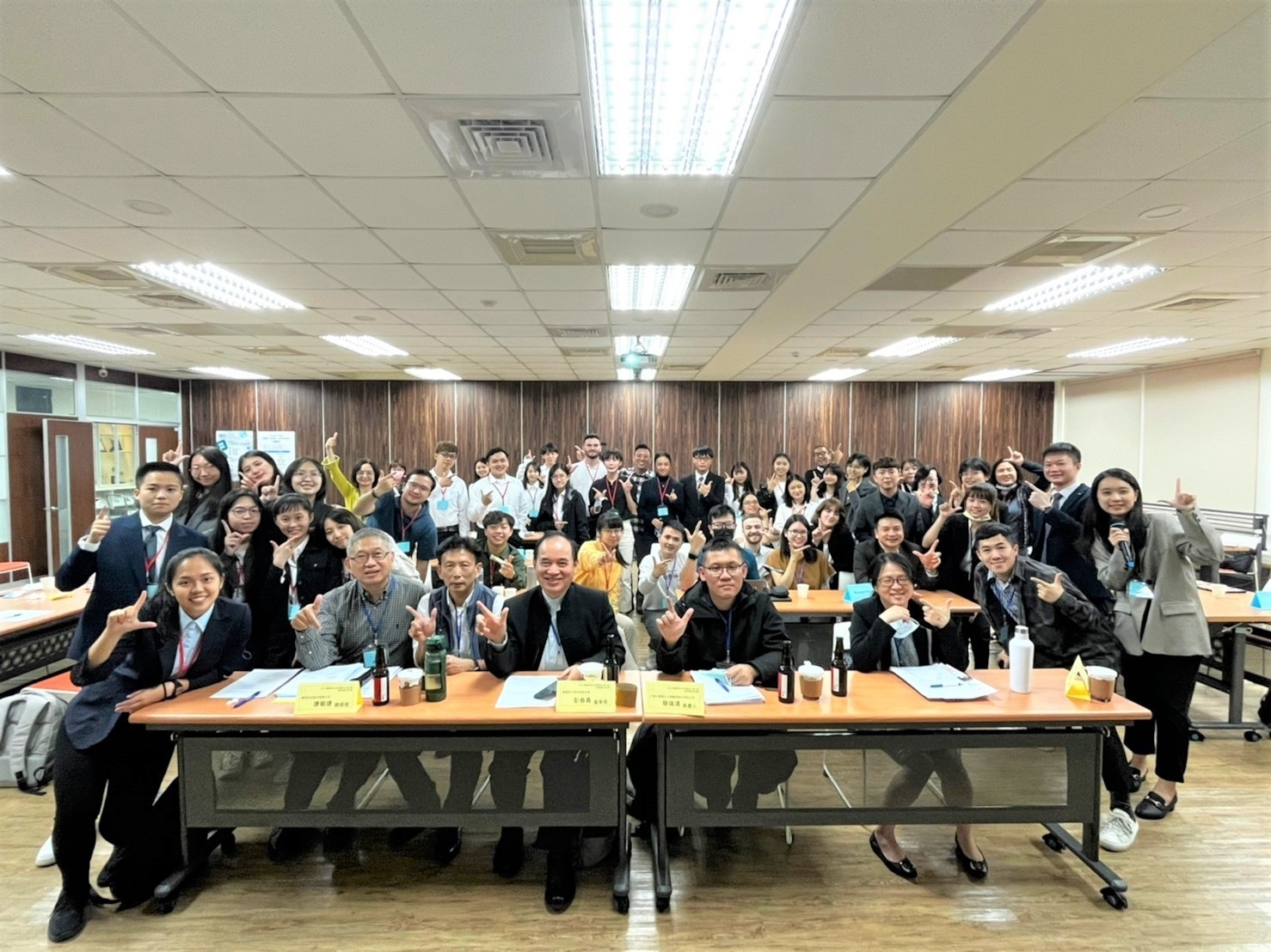 決賽團隊及評審委員大合照圖片