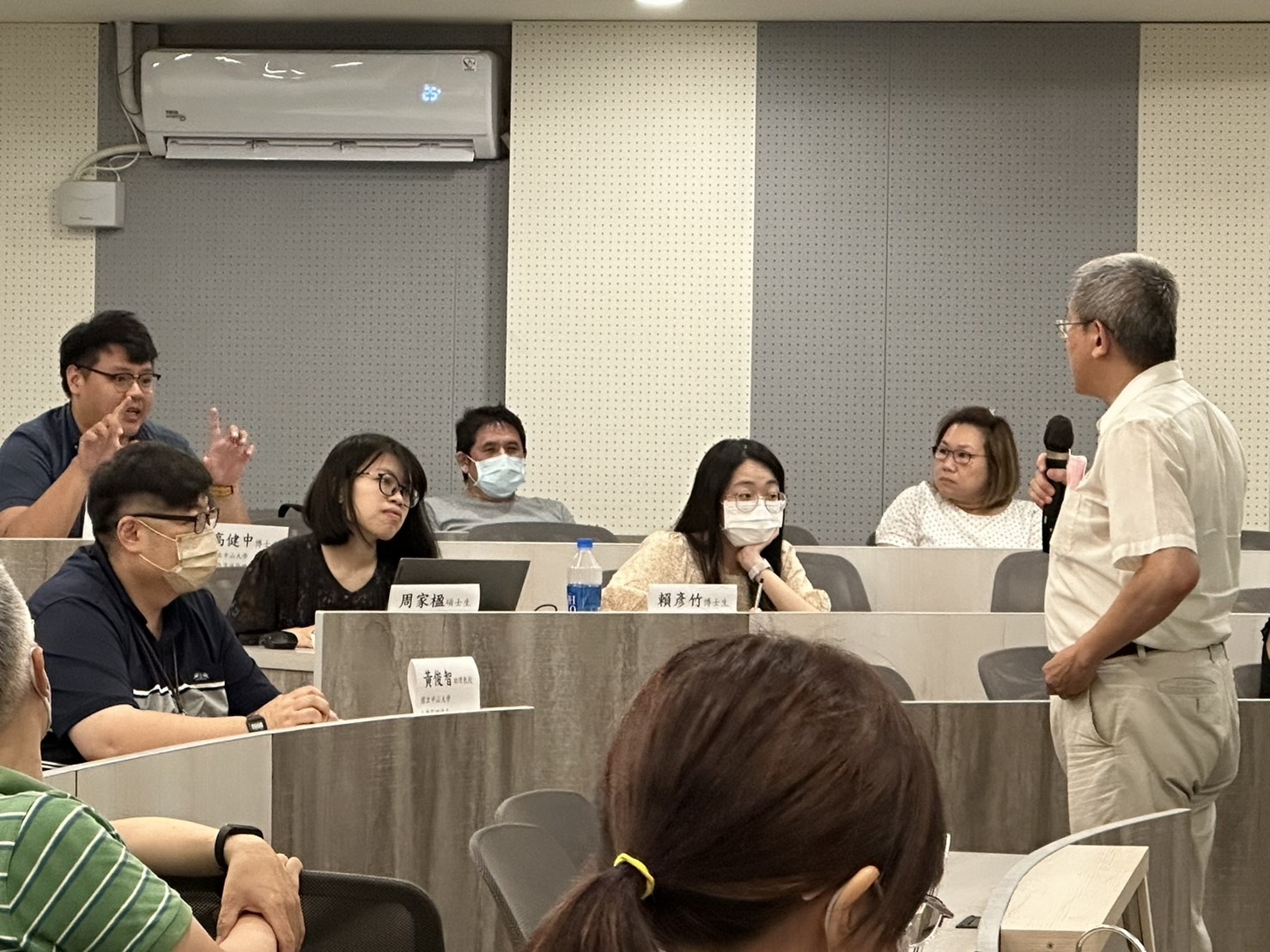 與會者針對議題與講者討論圖片