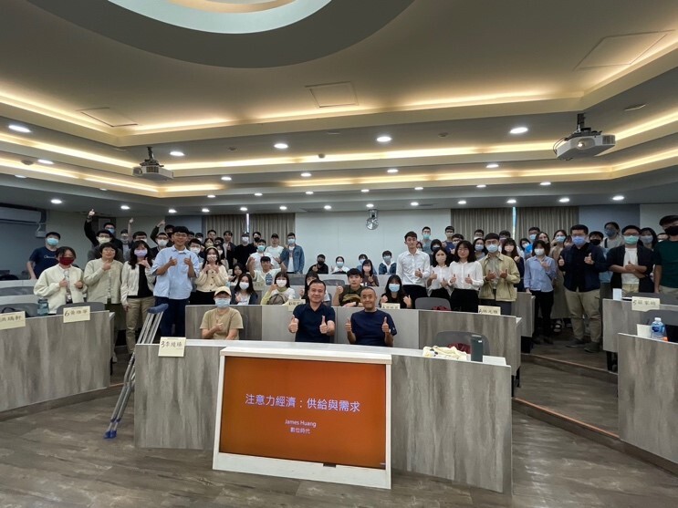 黃亮崢創新長與資管系同學們的合影圖片