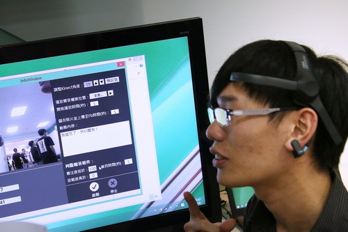 學生袁若起透過腦波裝置所設計的防止睡眠機。圖片