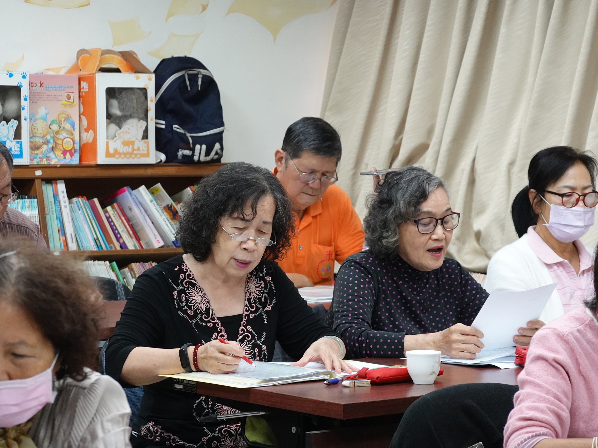 合唱團長輩努力練習合唱技巧圖片