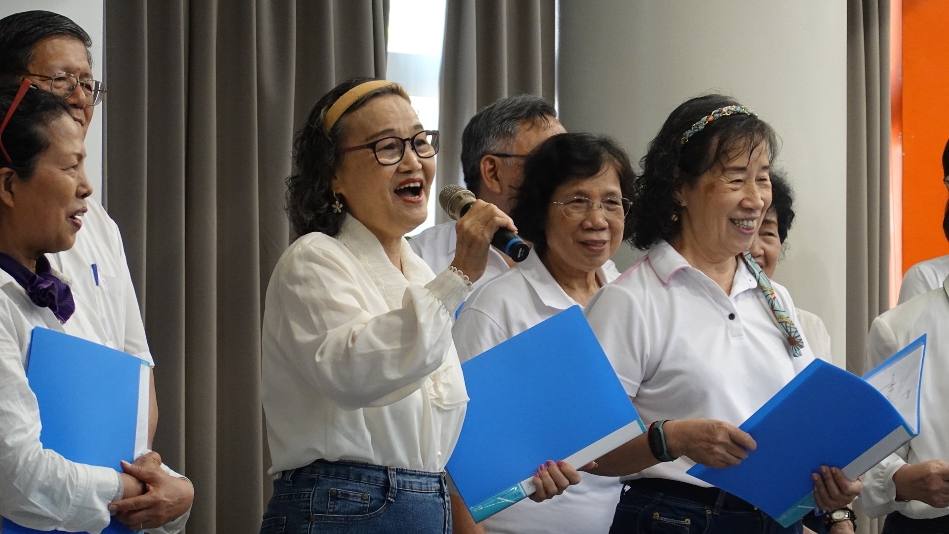 透過圓夢計畫讓長輩更有自信的站在台上合唱圖片