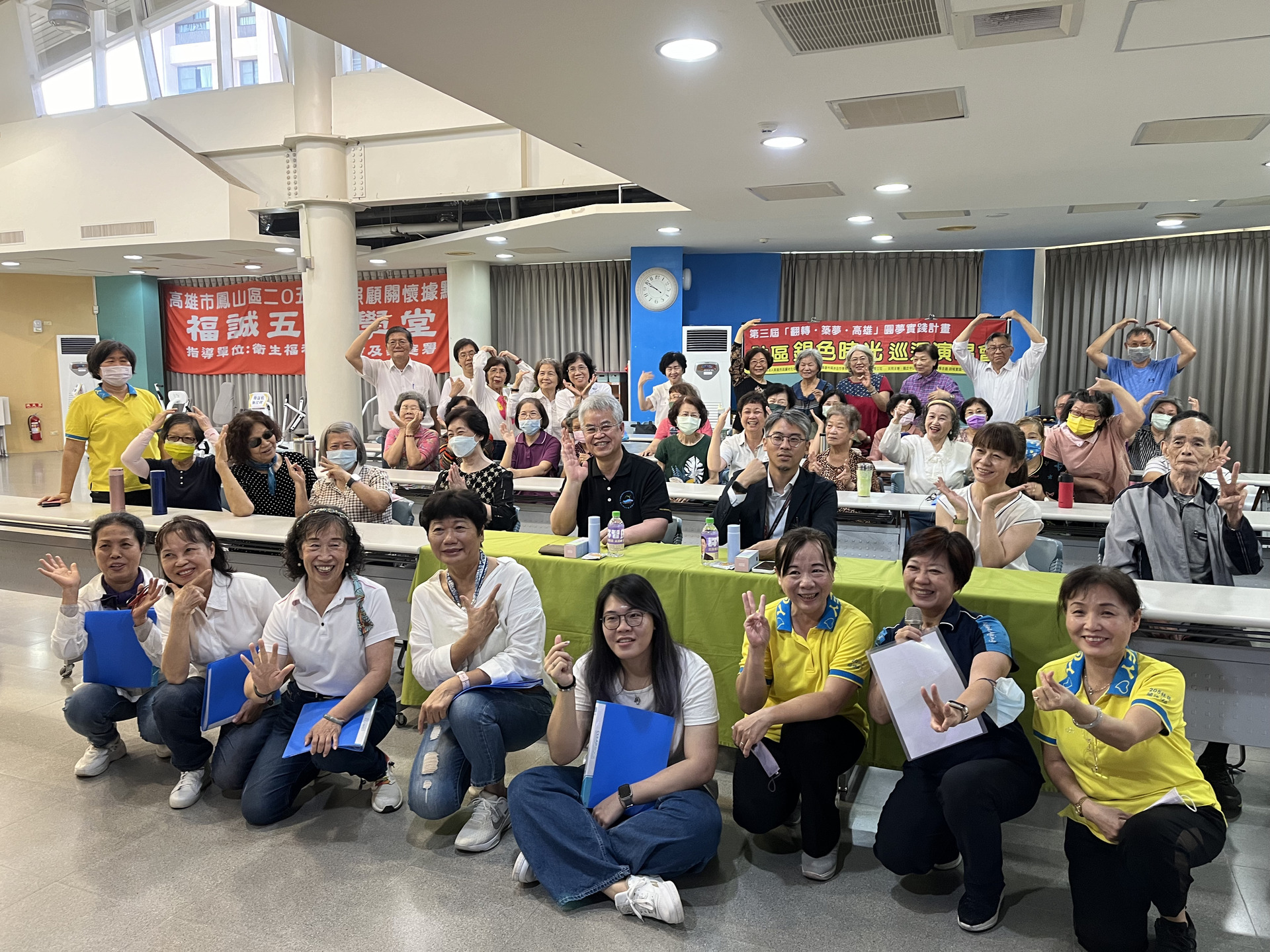 青銀合唱團至社區巡迴表演成果合影圖片