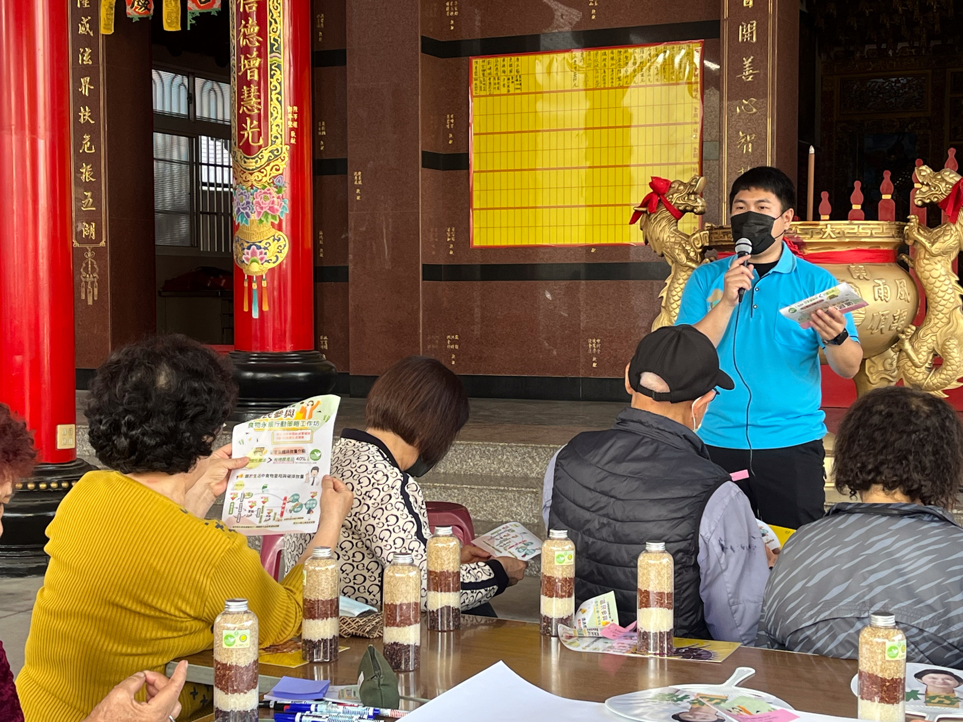 青農聯誼會大寮分會副會長張軒綸於工作坊推廣3章1Q的農產品標章圖片