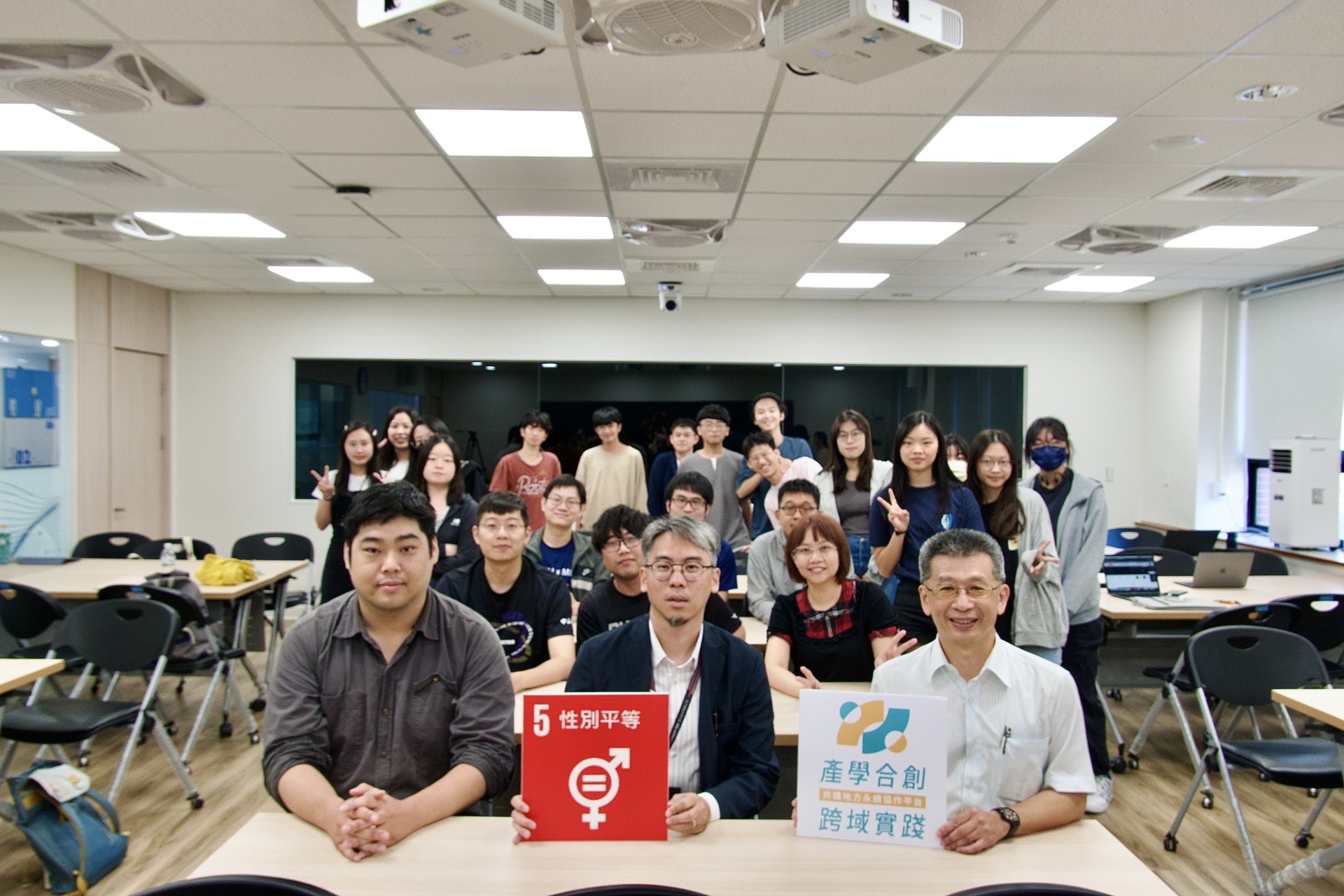 心靈角落工作室與雷科公司、中山大學後醫學系、管院USR合影留念圖片