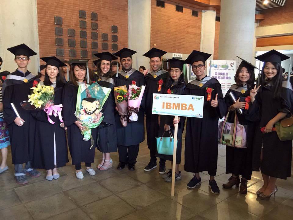 IBMBA graduates posing before entering the hall圖片