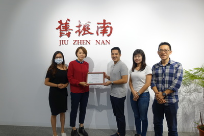 何筱文老師(左二)致贈舊振南餅店李立元營運長(中)感謝狀圖片