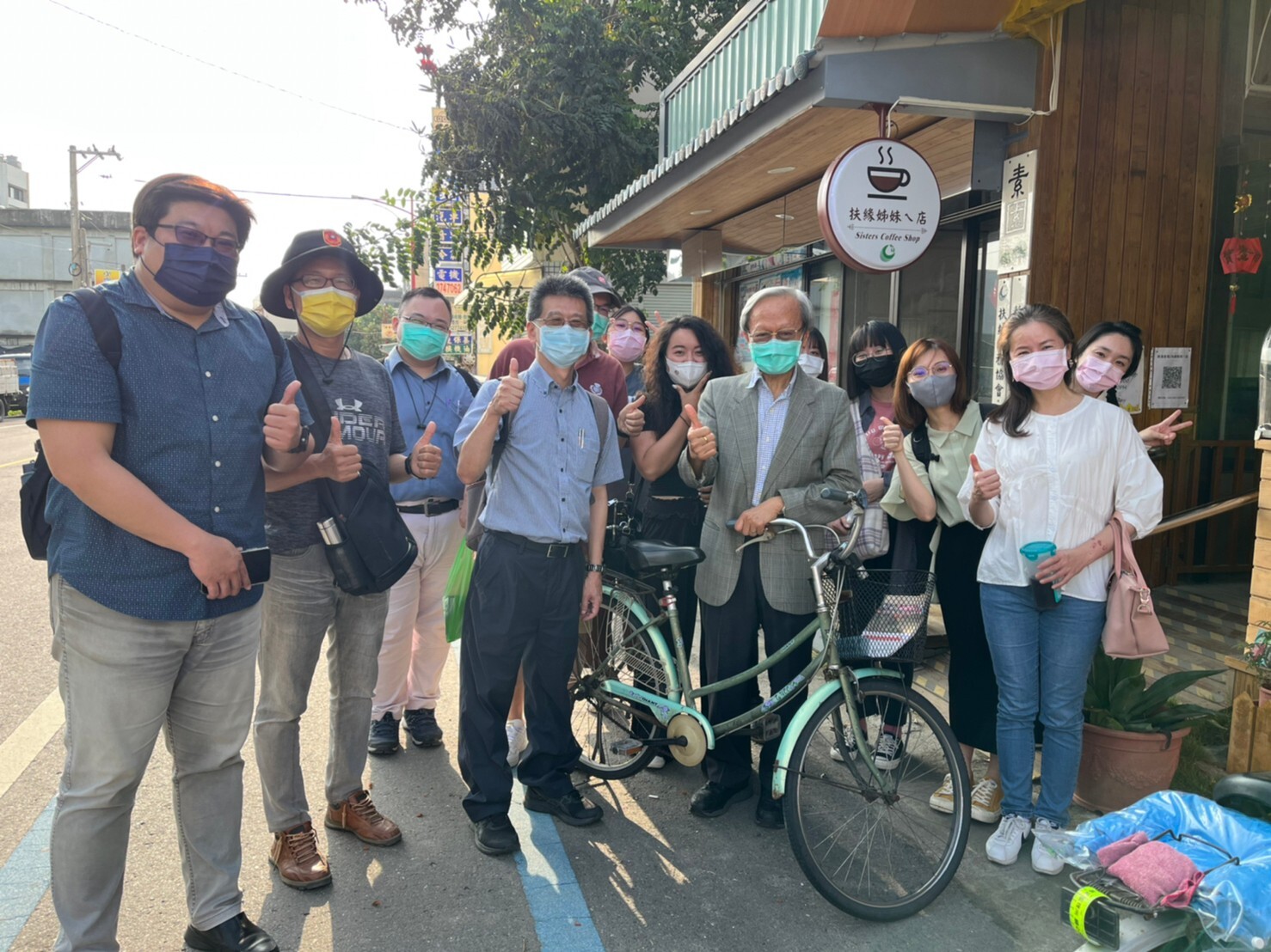 中山大學師生與基金會創辦人陳錦煌醫師合影圖片