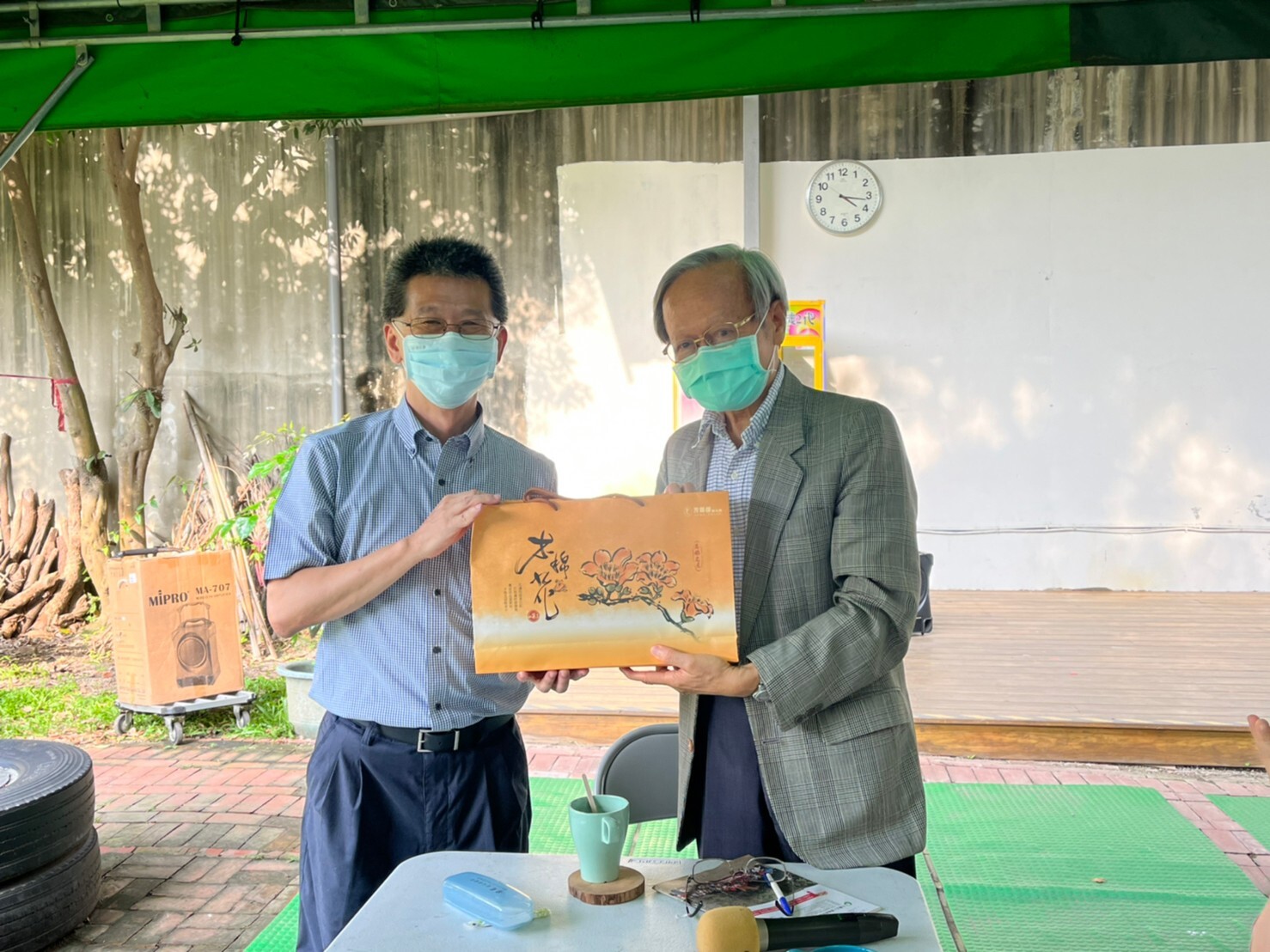 中山大學管院副院長郭瑞坤致贈禮品 （左：中山管院副院長郭瑞坤，右：新港文教基金會創辦人陳錦煌醫師圖片